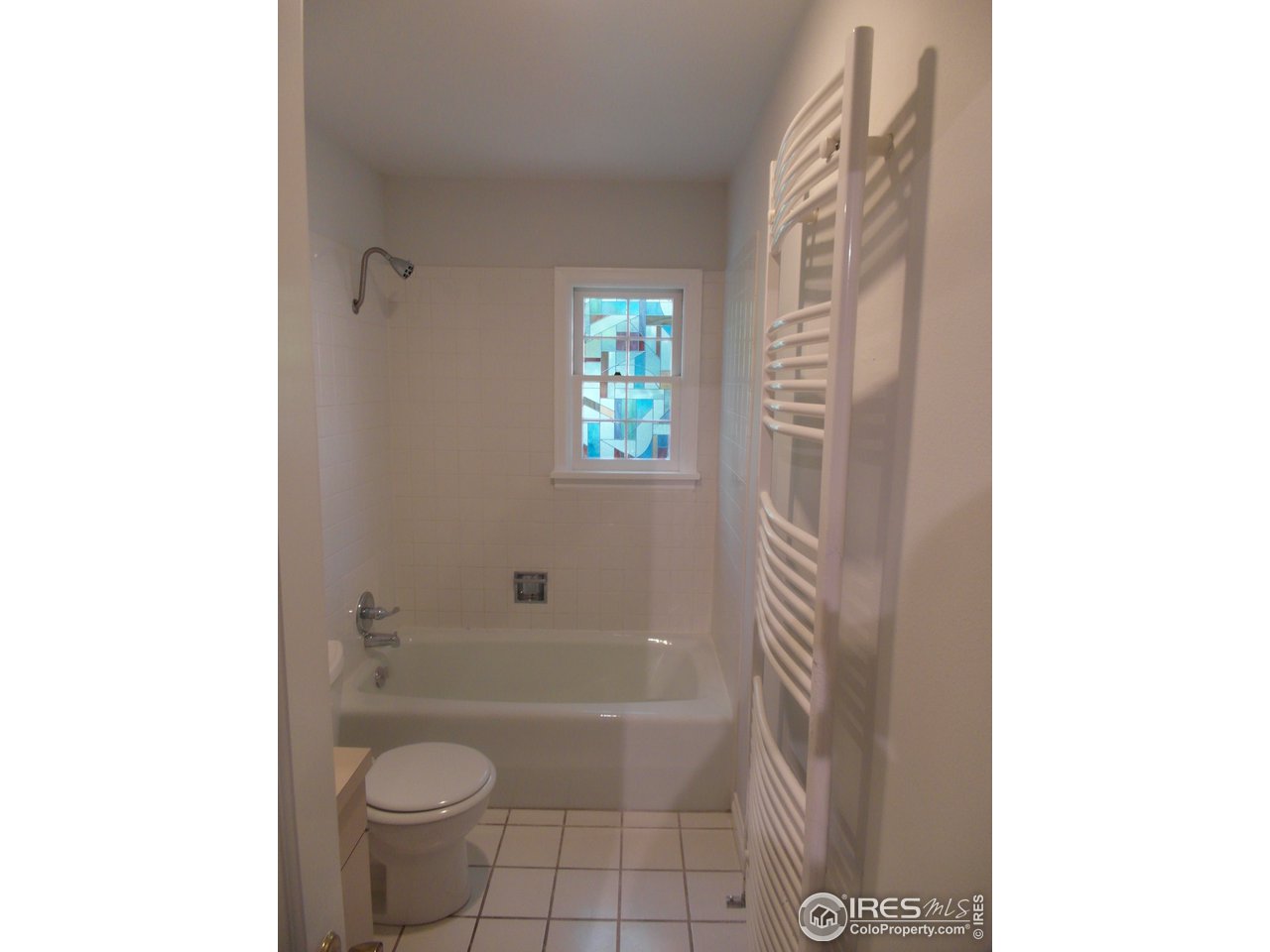 777 Willowbrook Road Boulder, CO 80302 - Photo 22 of 32 Full bath with laundry shoot under sink