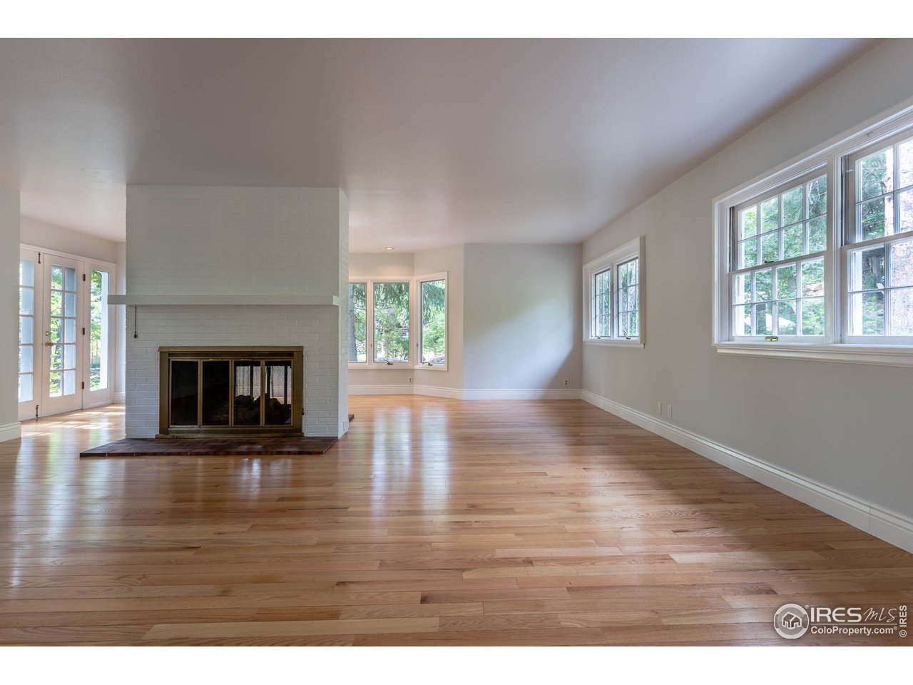 777 Willowbrook Road Boulder, CO 80302 - Photo 7 of 32 Spacious living room with