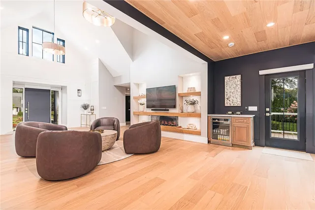 $2,500,000 | 33 Stuart Street, Westerly, RI 02891