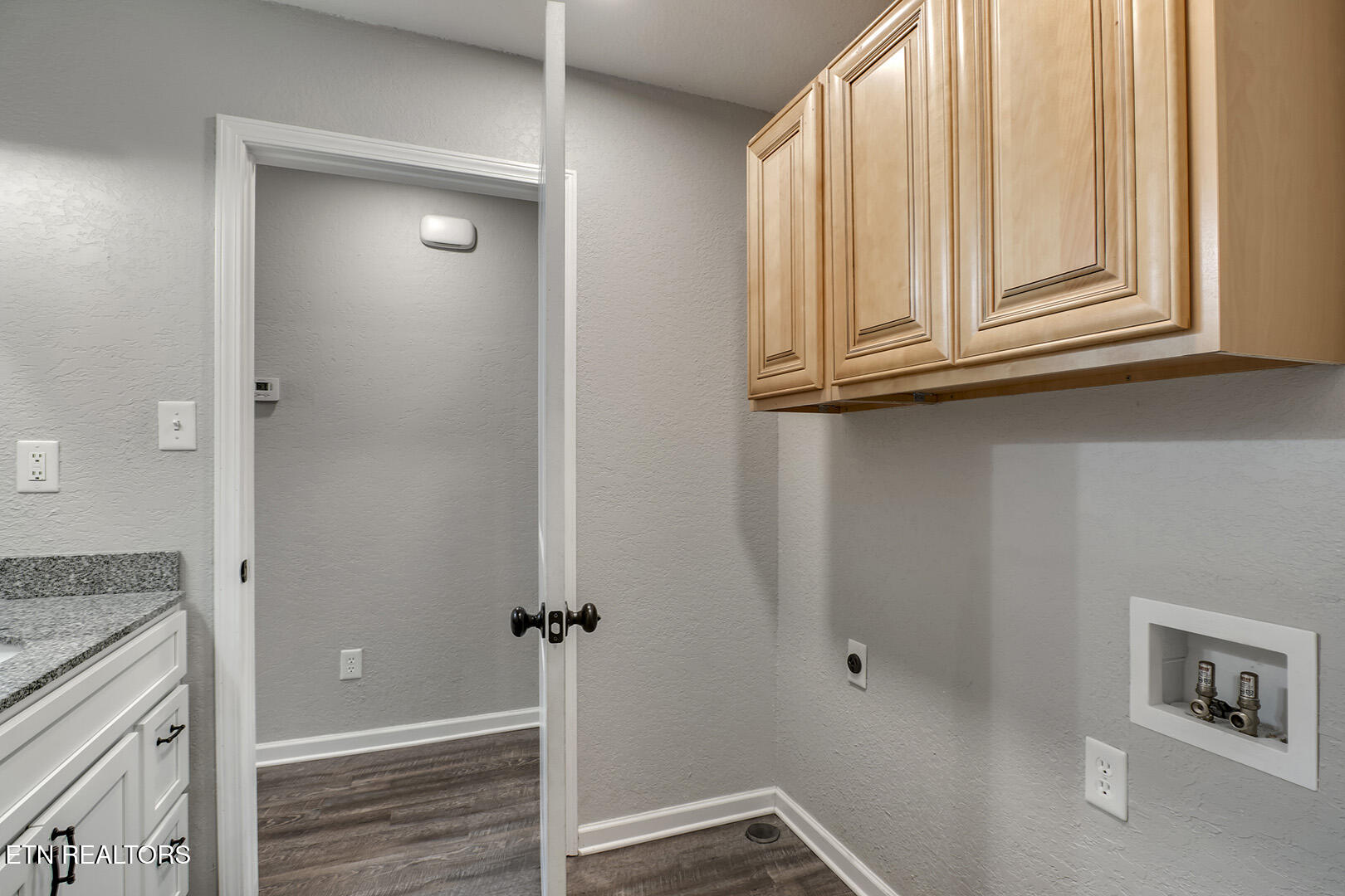 5112 Middle Ridge Lane Knoxville, TN 37921 - Photo 20 of 38 20_MiddleRidgeLane_5112_Laundry-GuestBat
