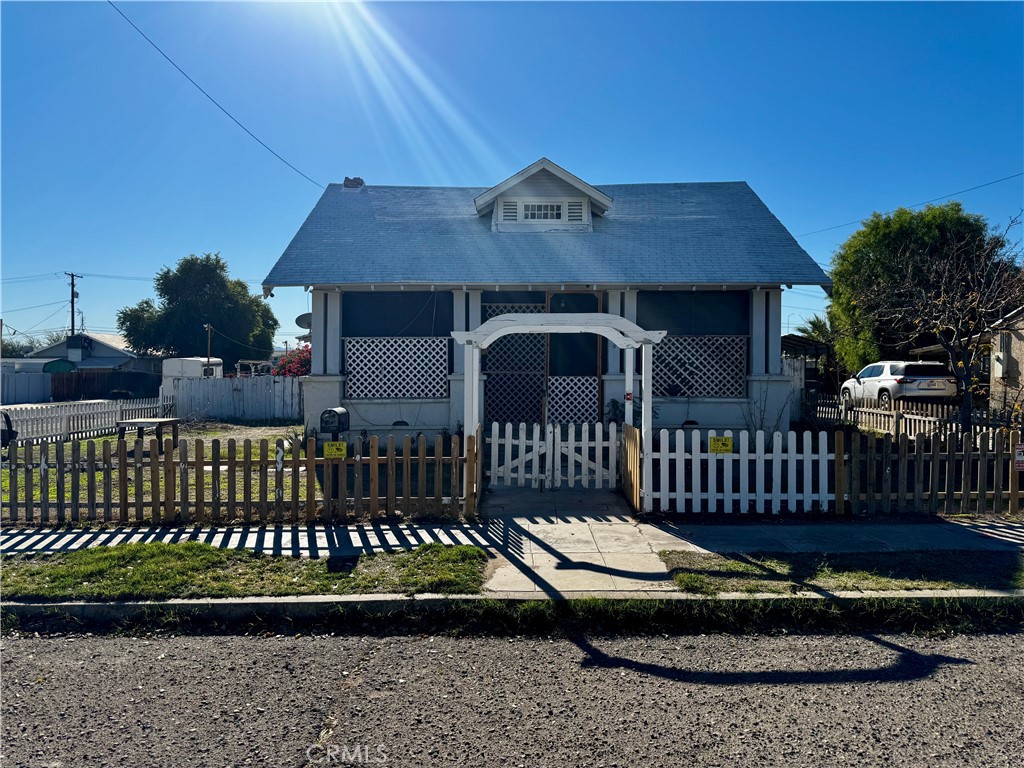 a view of house with a yard
