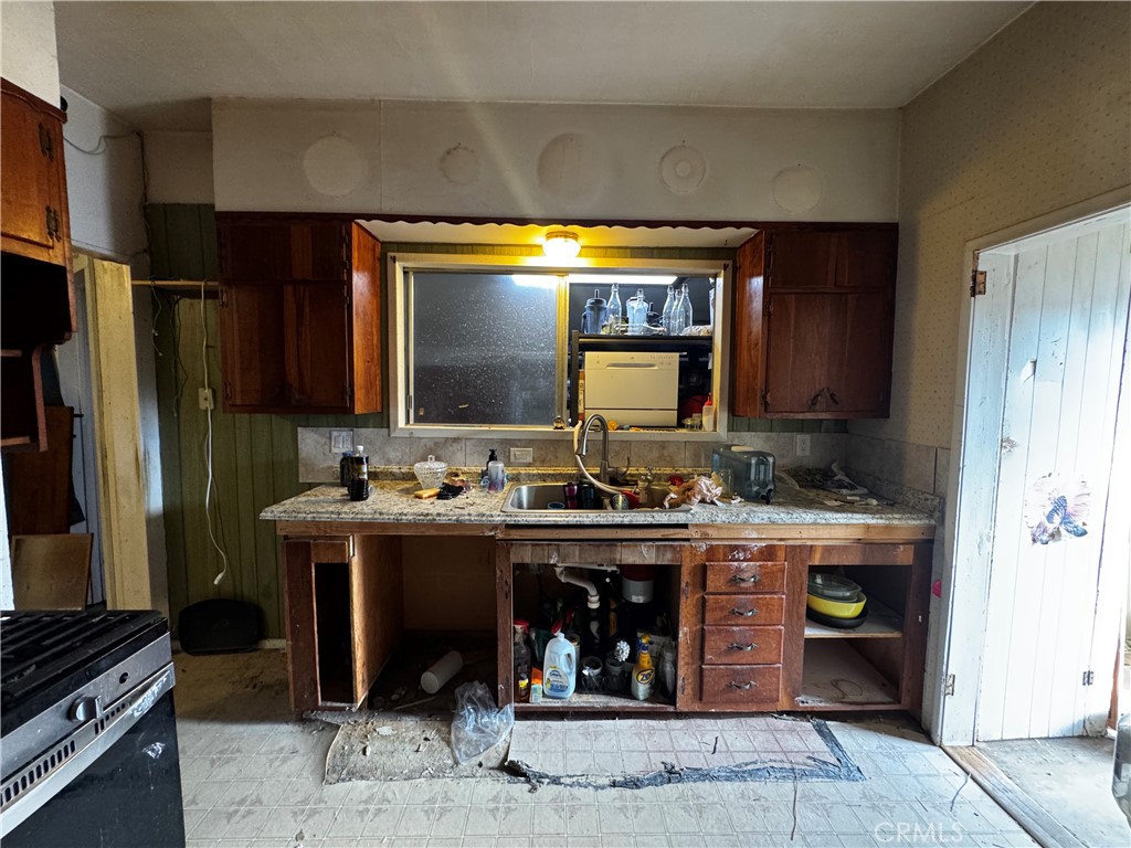 203 Walnut Street Needles, CA 92363 - Photo 14 of 31 Kitchen