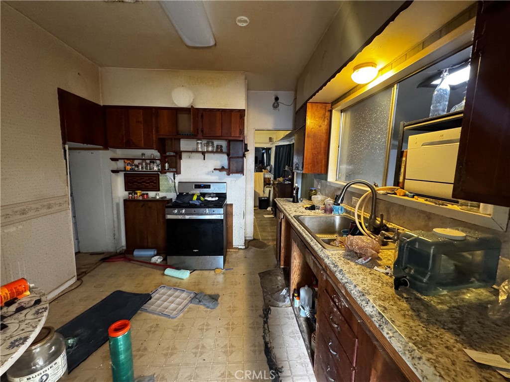 203 Walnut Street Needles, CA 92363 - Photo 15 of 31 Kitchen