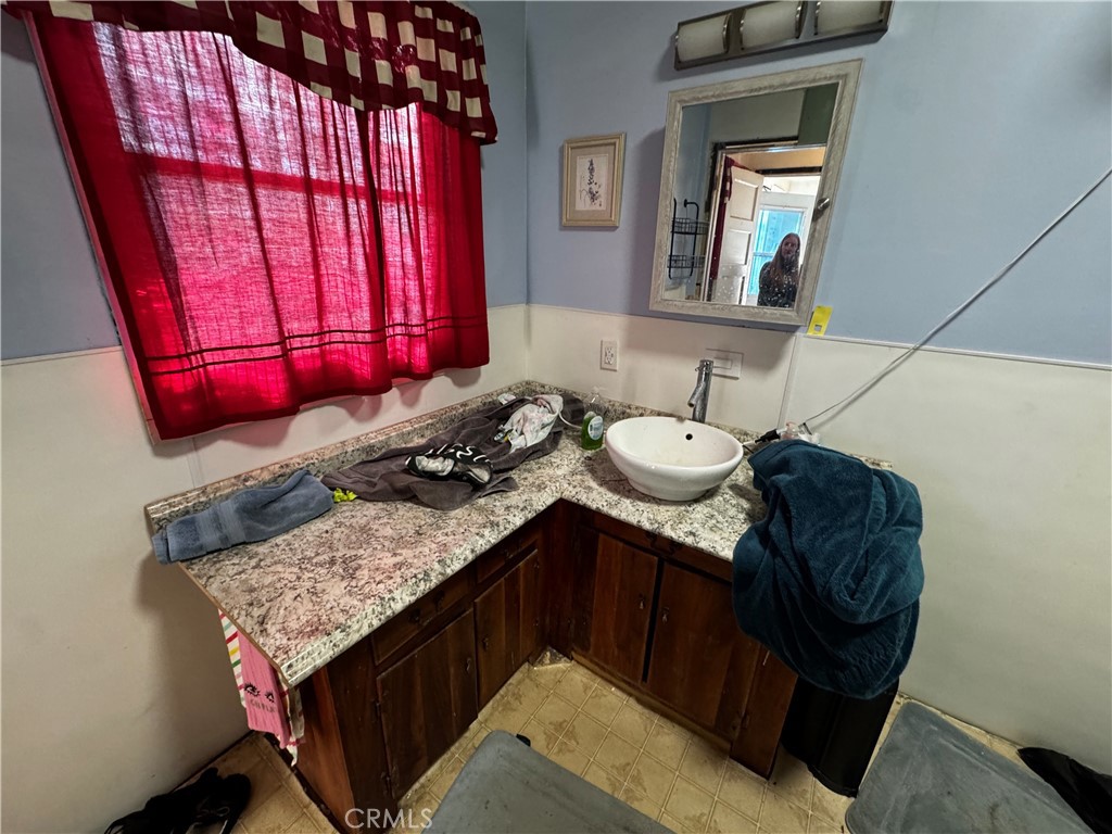 203 Walnut Street Needles, CA 92363 - Photo 28 of 31 Bathroom