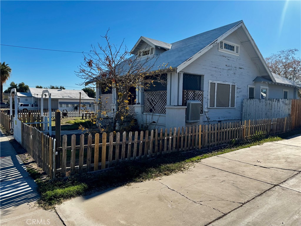 203 Walnut Street Needles, CA 92363 - Photo 4 of 31 Side of home