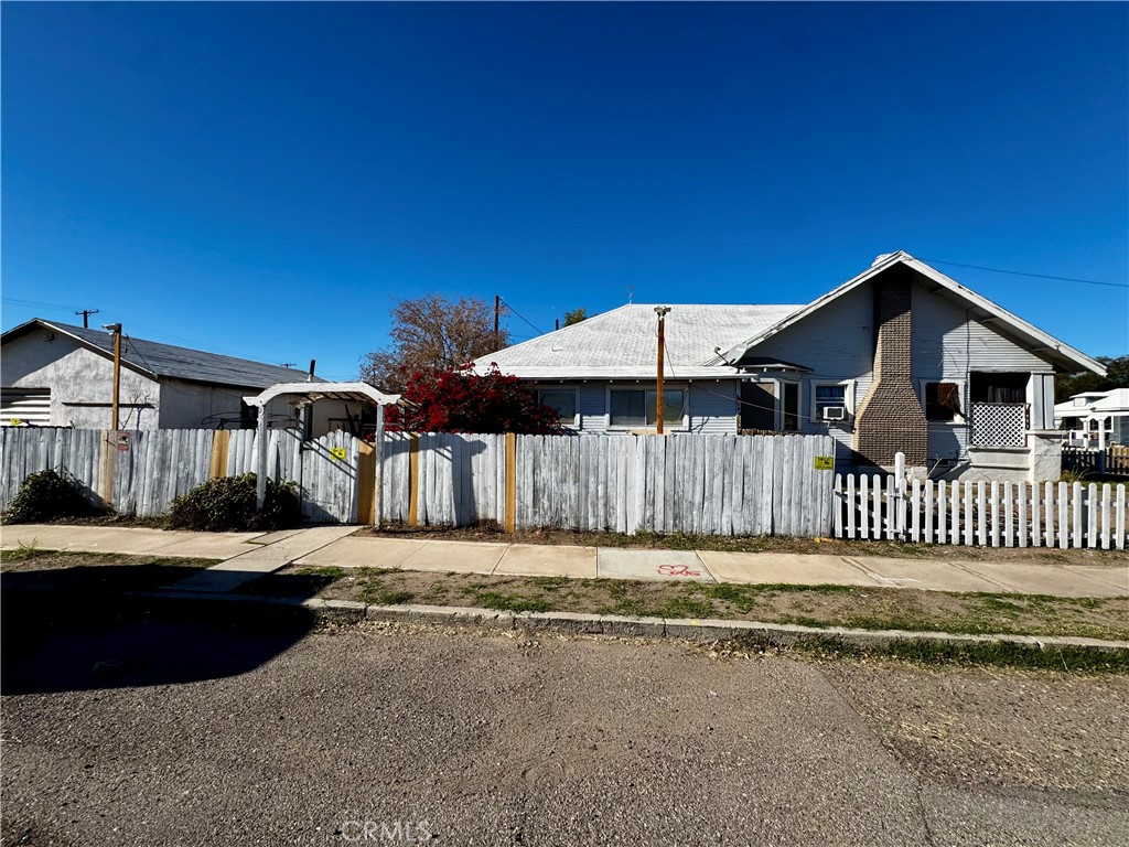 203 Walnut Street Needles, CA 92363 - Photo 7 of 31 Side of home