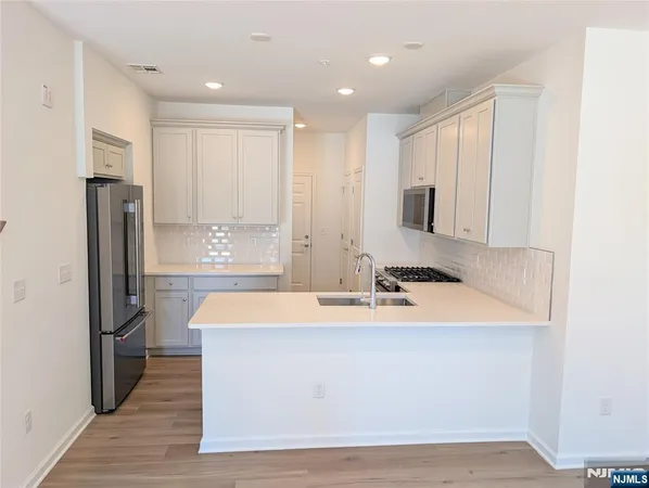 $4,100 | 400 Willow Street, Unit 409, Kearny, NJ 07032