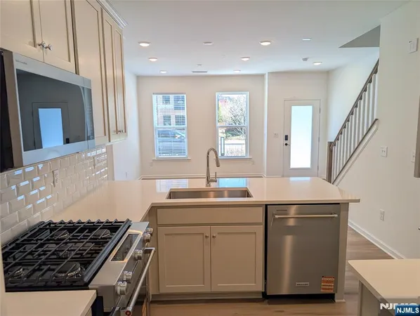 $4,100 | 400 Willow Street, Unit 409, Kearny, NJ 07032
