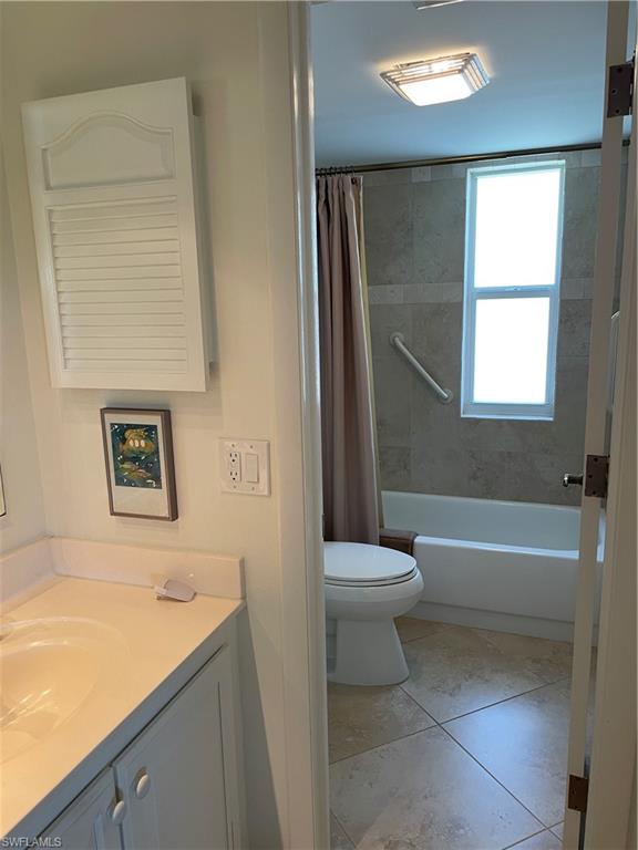 284 Winners Circle, Unit 4 Naples, FL 34112 - Photo 24 of 27 Guest Bathroom