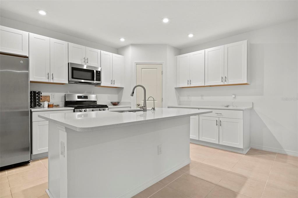 6305 Springmont Loop Palmetto, FL 34221 - Photo 3 of 38