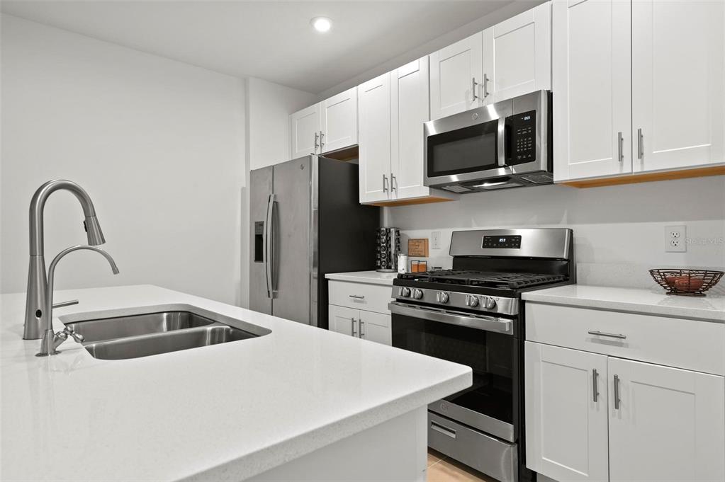 6305 Springmont Loop Palmetto, FL 34221 - Photo 7 of 38