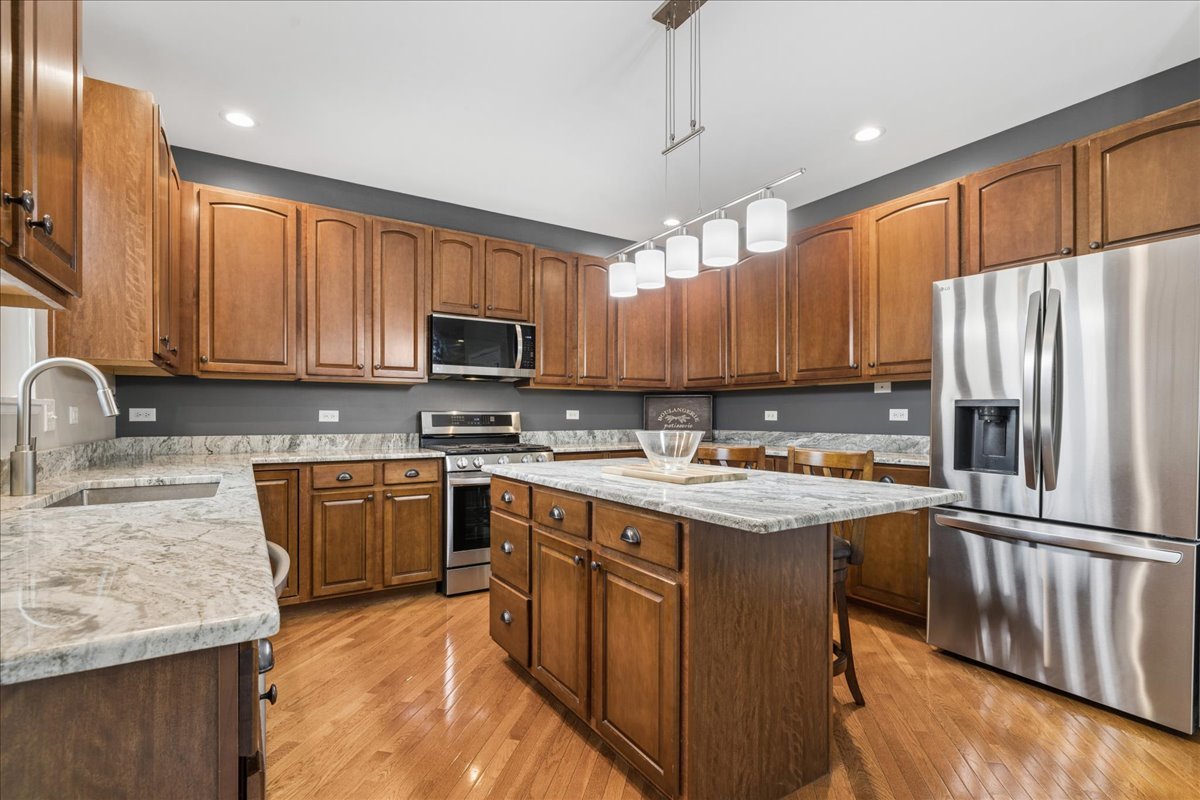 327 Shelbourne Road Volo, IL 60073 - Photo 7 of 43