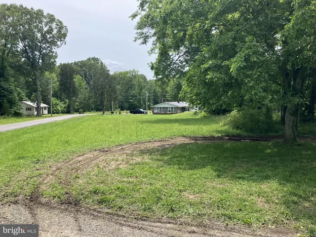 a sign that is sitting on a brick wall