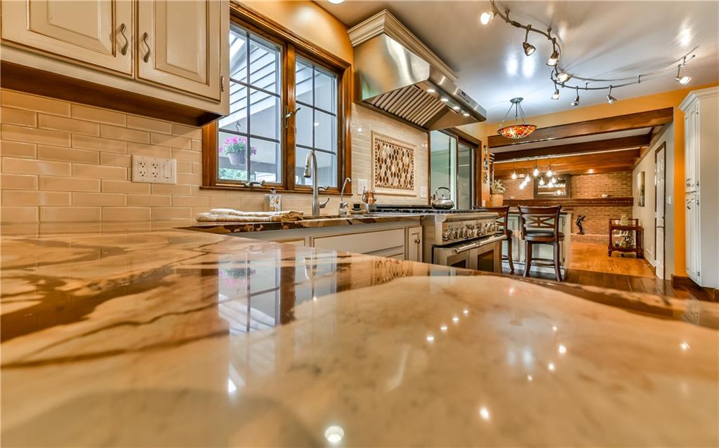 2785 Clearview Road Allison Park, PA 15101 - Photo 7 of 25 Exotic Premium Granite matches the High End Finishes in the Kitchen!