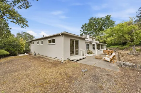 a view of a house with backyard