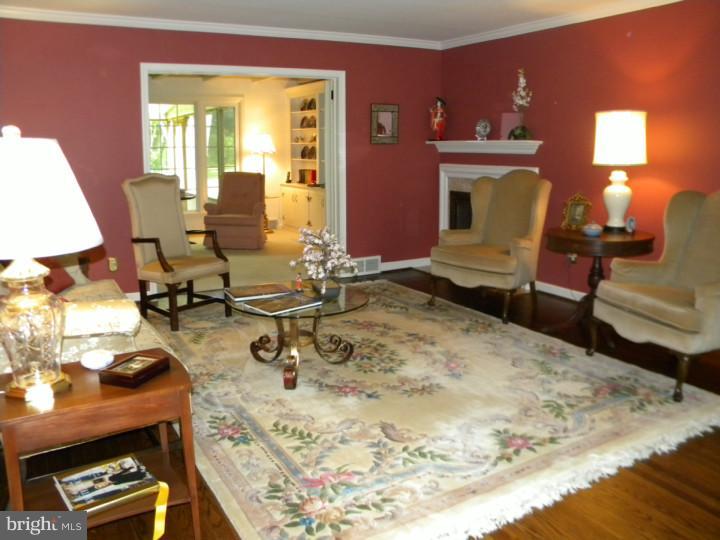 425 Country Club Road Phoenixville, PA 19460 - Photo 3 of 25 Living Room