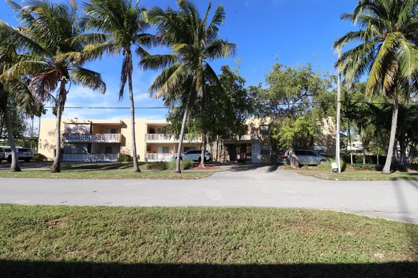 $1,850 | 2031 Northeast 139th Street, Unit 40, North Miami Beach, FL 33181