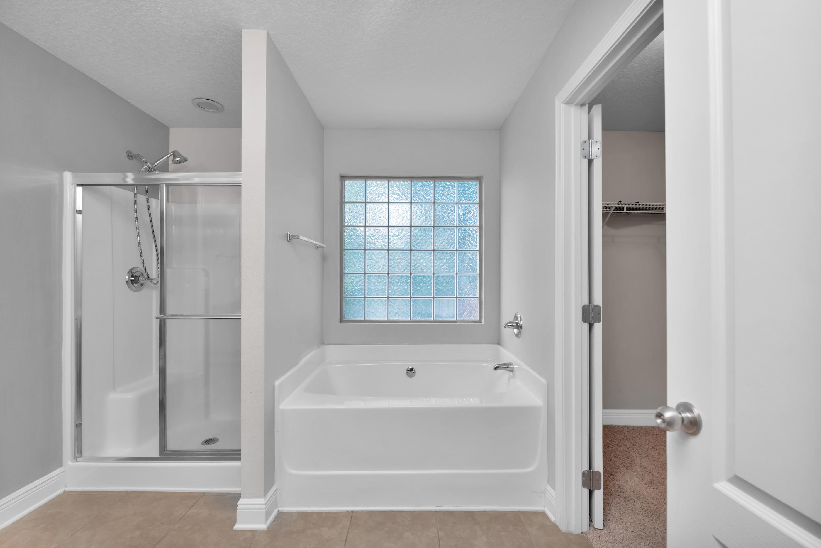 4583 Hermosa Road Crestview, FL 32539 - Photo 17 of 24 a bathroom with a bathtub and a shower