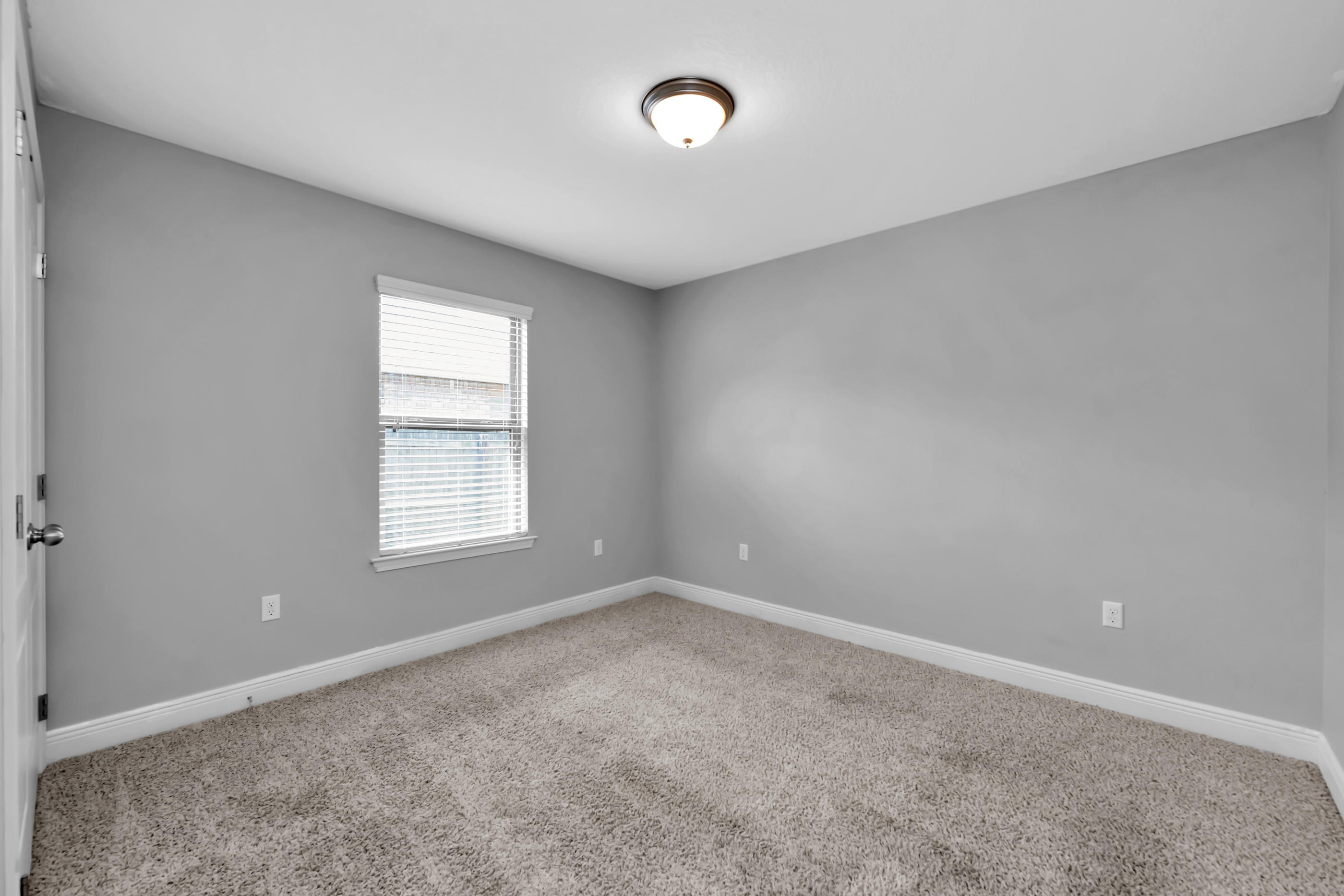 4583 Hermosa Road Crestview, FL 32539 - Photo 20 of 24 an empty room with a window