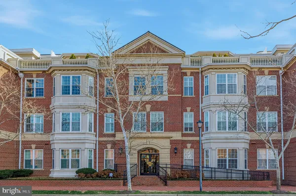 $819,000 | 828 Slaters Lane, Unit 206, Alexandria, VA 22314