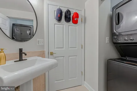 $819,000 | 828 Slaters Lane, Unit 206, Alexandria, VA 22314