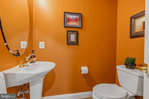 $819,000 | 828 Slaters Lane, Unit 206, Alexandria, VA 22314
