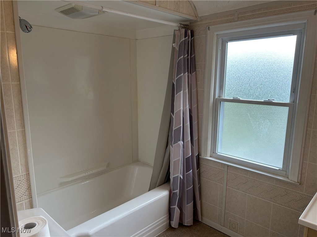 1194 Croyden Road Lyndhurst, OH 44124 - Photo 23 of 25 Bathroom with plenty of natural light and shower / tub combo