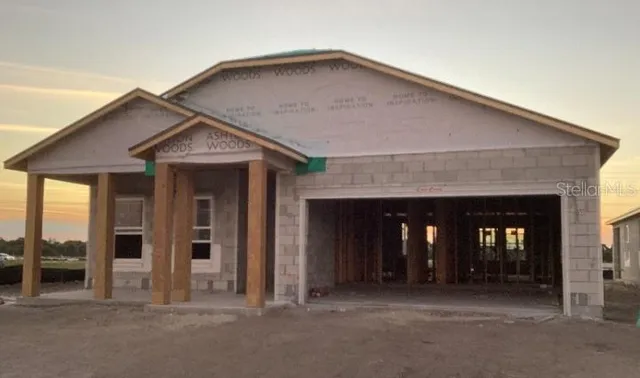 a view of a house with porch and a yard