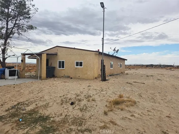 a view of a house with a dry yard