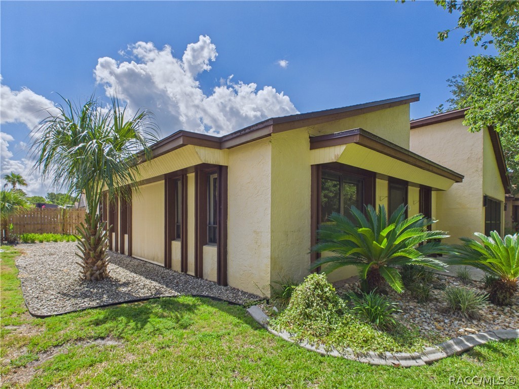 5 Pinewood Green Homosassa, FL 34446 - Photo 37 of 44 FRONT LEFT SDE VIEW