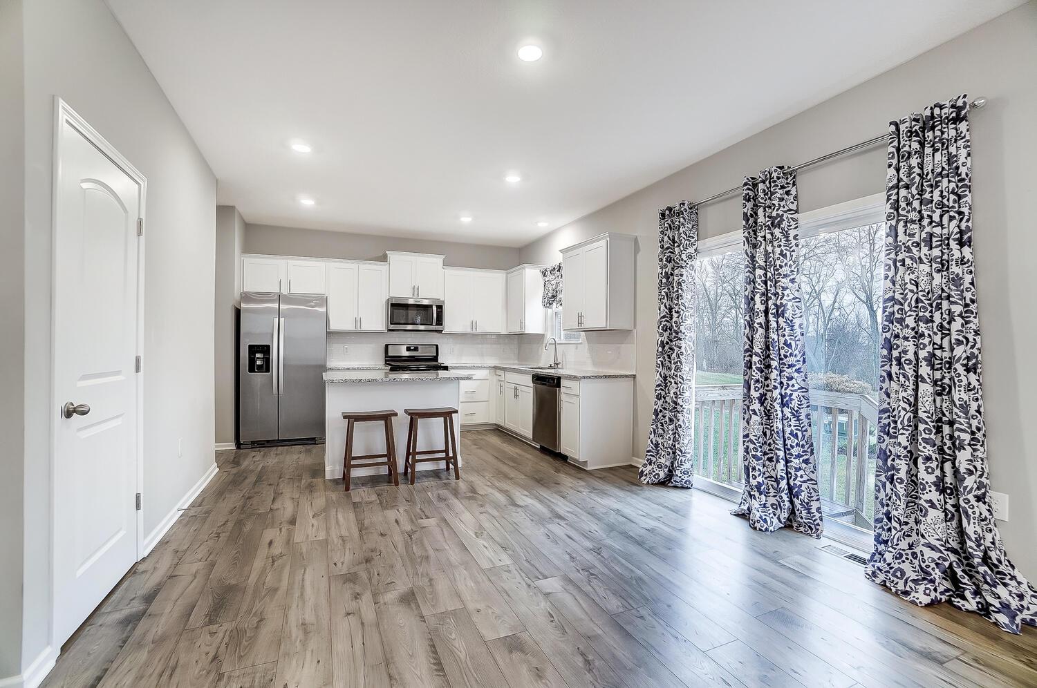 286 Riverside Drive Orient, OH 43146 - Photo 9 of 42 Eat-in kitchen with breakfast bar!