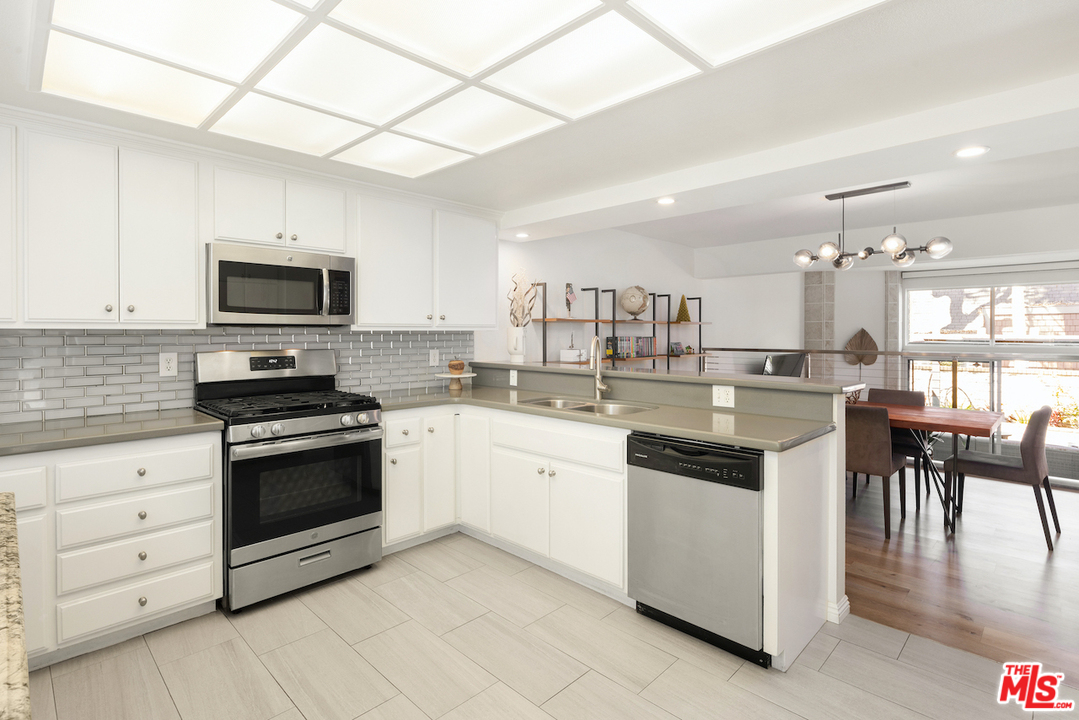 4425 Alla Road, Unit 2 Marina del Rey, CA 90292 - Photo 10 of 27