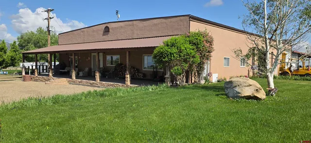 a view of a house with backyard and garden