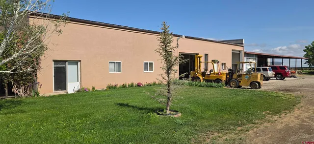 a view of a house with backyard