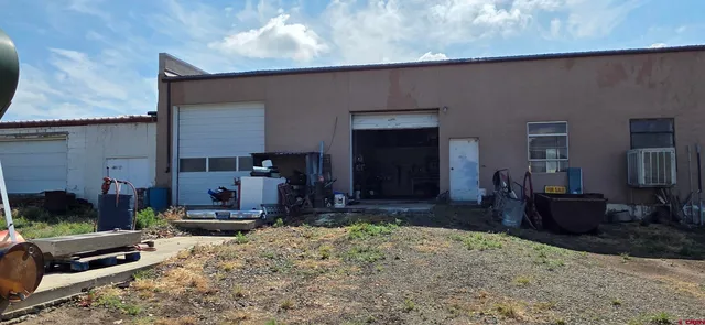 a view of the outdoor space