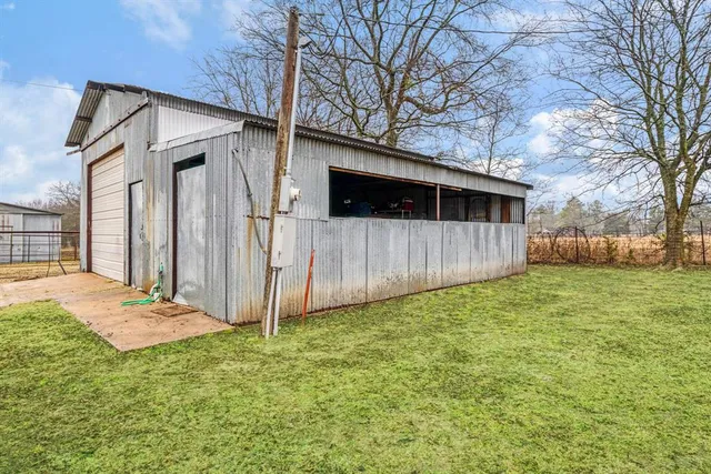 a view of indoor garage