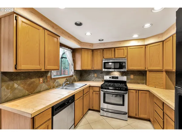 $570,000 | 12239 Southeast Ashley Street, Clackamas, OR 97015