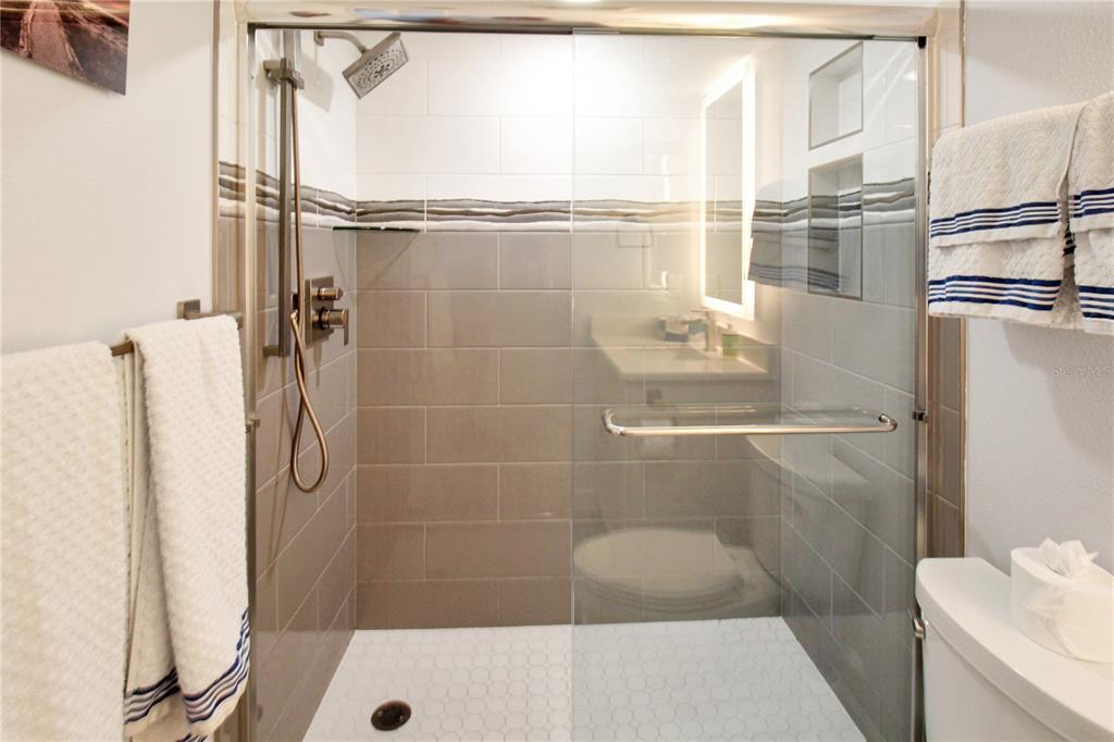633 Alhambra Road, Unit 701 Venice, FL 34285 - Photo 17 of 55 Gallery Image 17