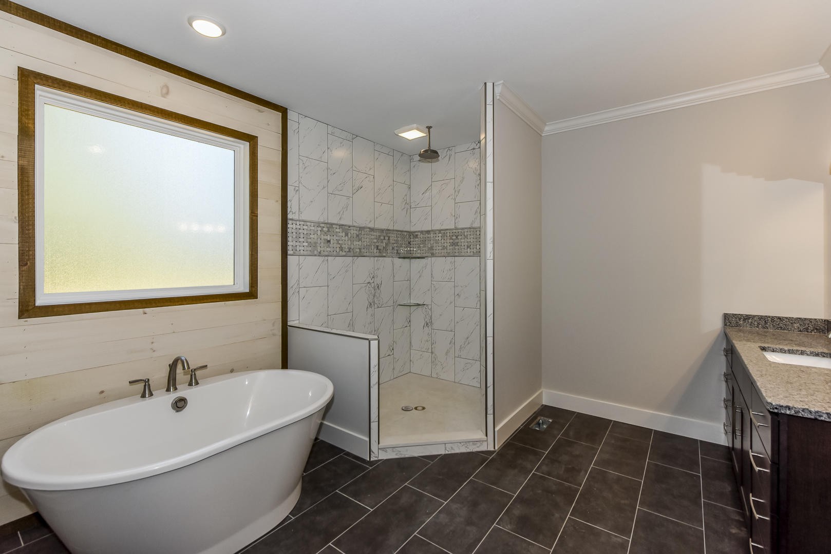 3059 New Blockhouse Road Maryville, TN 37803 - Photo 26 of 33 a bathroom with a bathtub and a sink