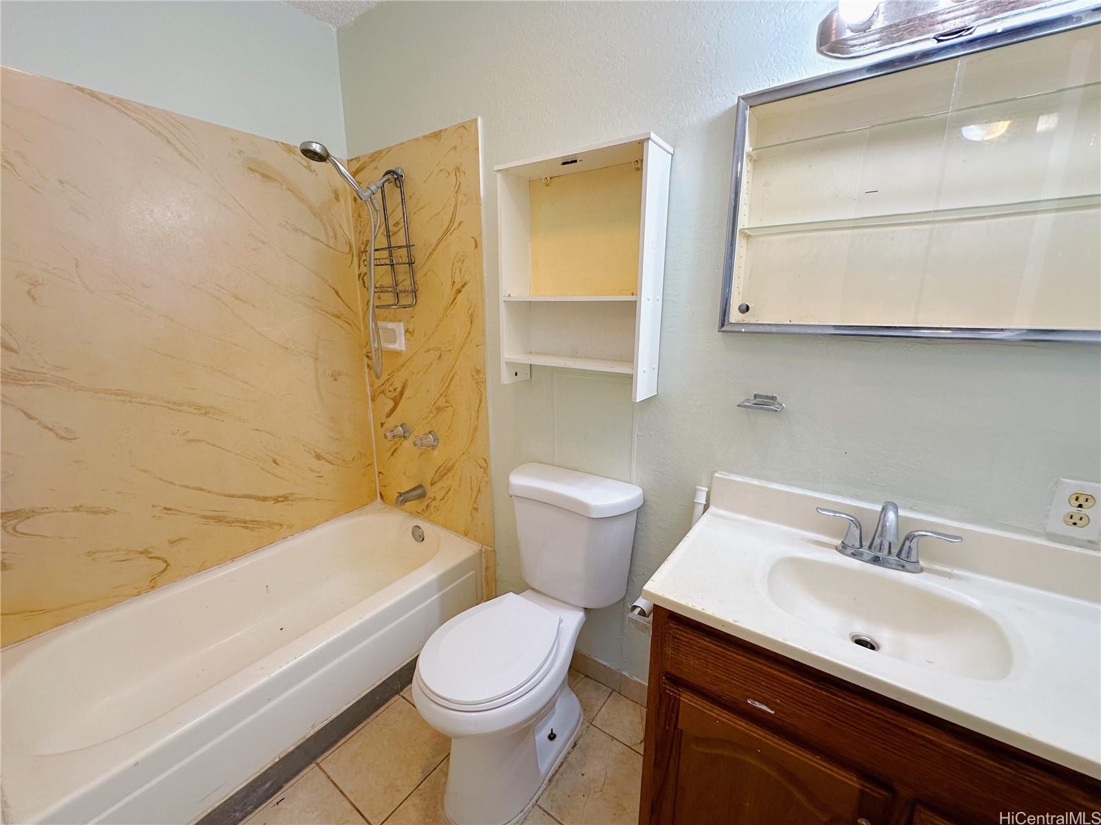 142 Lakeview Circle Wahiawa, HI 96786 - Photo 6 of 10 a bathroom with a sink mirror toilet and bathtub