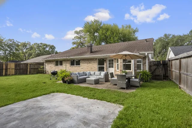 a view of a house with back yard