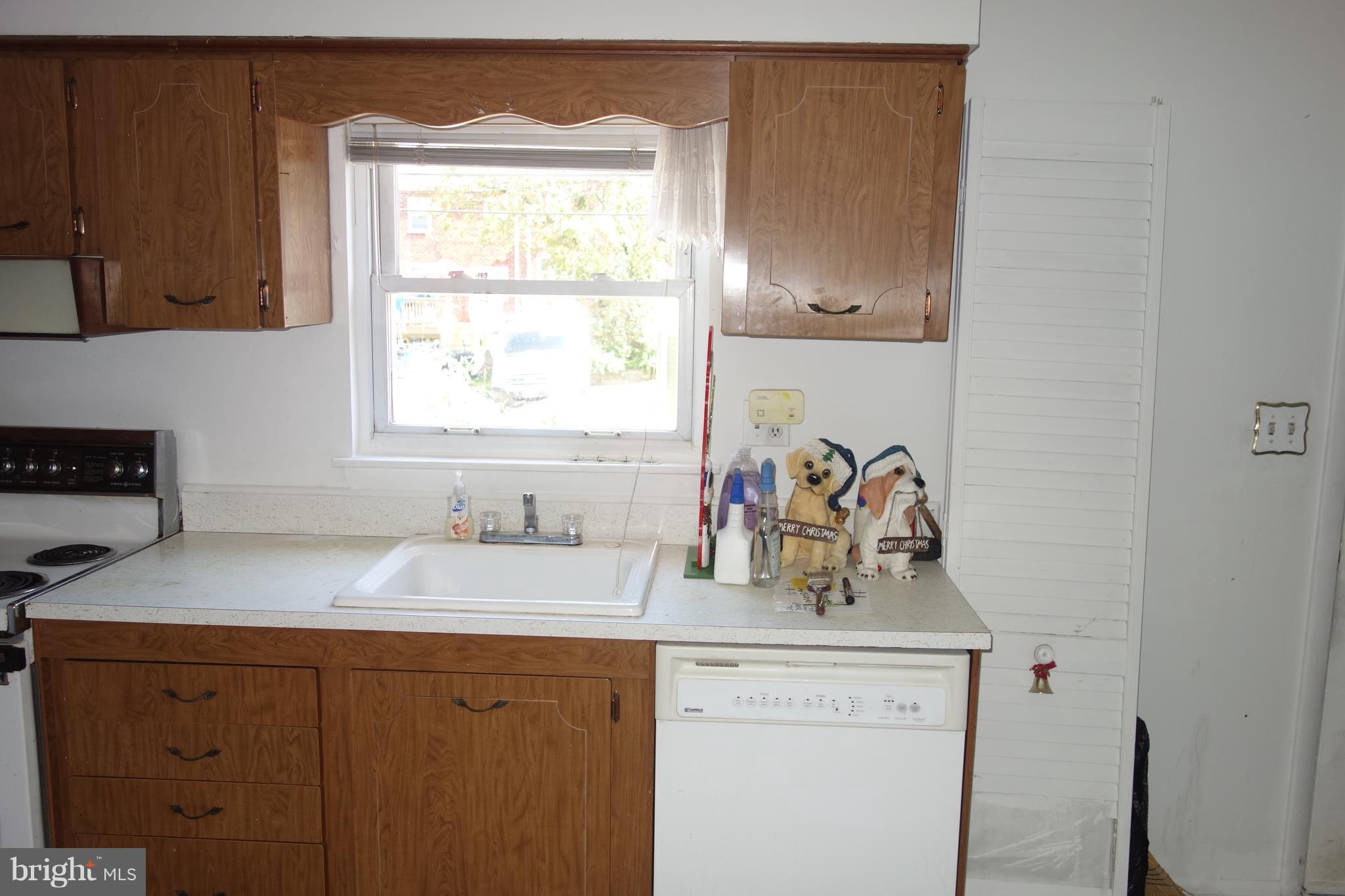 5619 Chelwynd Road Baltimore, MD 21227 - Photo 5 of 15 Kitchen