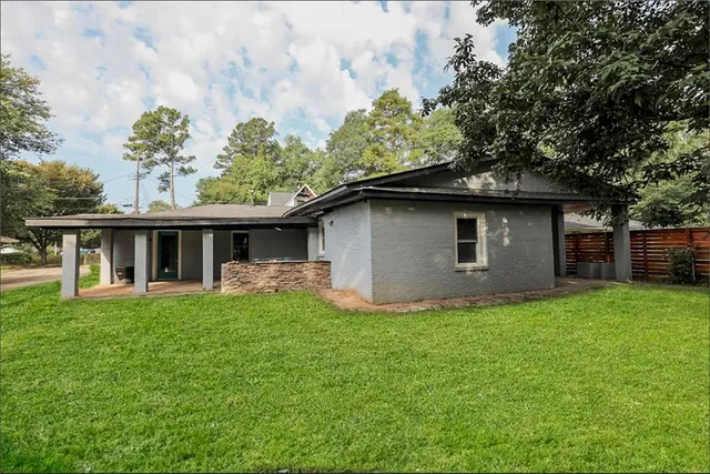 a view of a house with a yard
