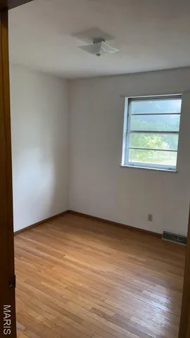 $180,000 | 804 East Dolphin Drive, Highland, IL 62249