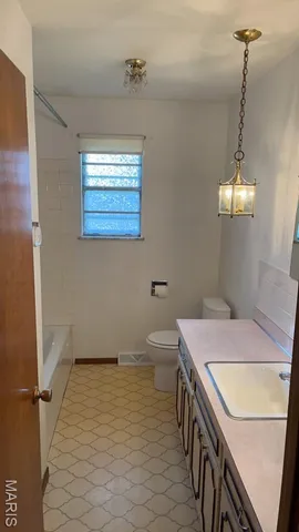 $180,000 | 804 East Dolphin Drive, Highland, IL 62249