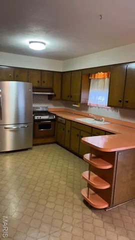 $180,000 | 804 East Dolphin Drive, Highland, IL 62249