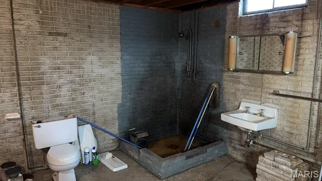 $180,000 | 804 East Dolphin Drive, Highland, IL 62249