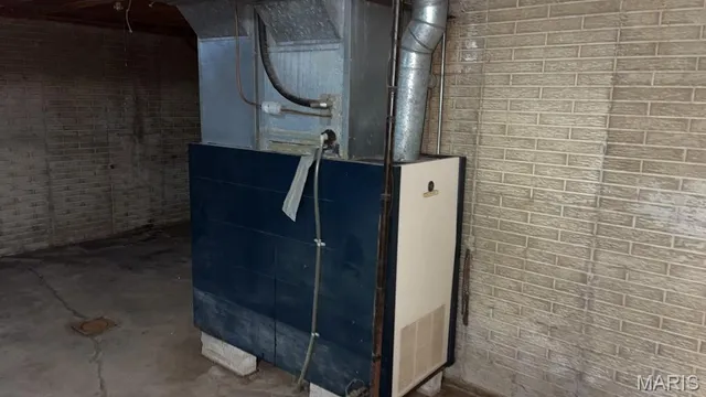 $180,000 | 804 East Dolphin Drive, Highland, IL 62249