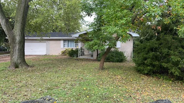 $180,000 | 804 East Dolphin Drive, Highland, IL 62249