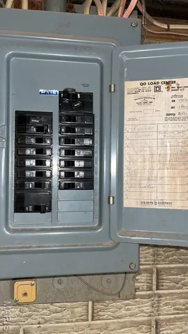 $180,000 | 804 East Dolphin Drive, Highland, IL 62249